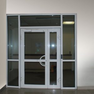 Алюминиевая дверь 1700×2000 мм.